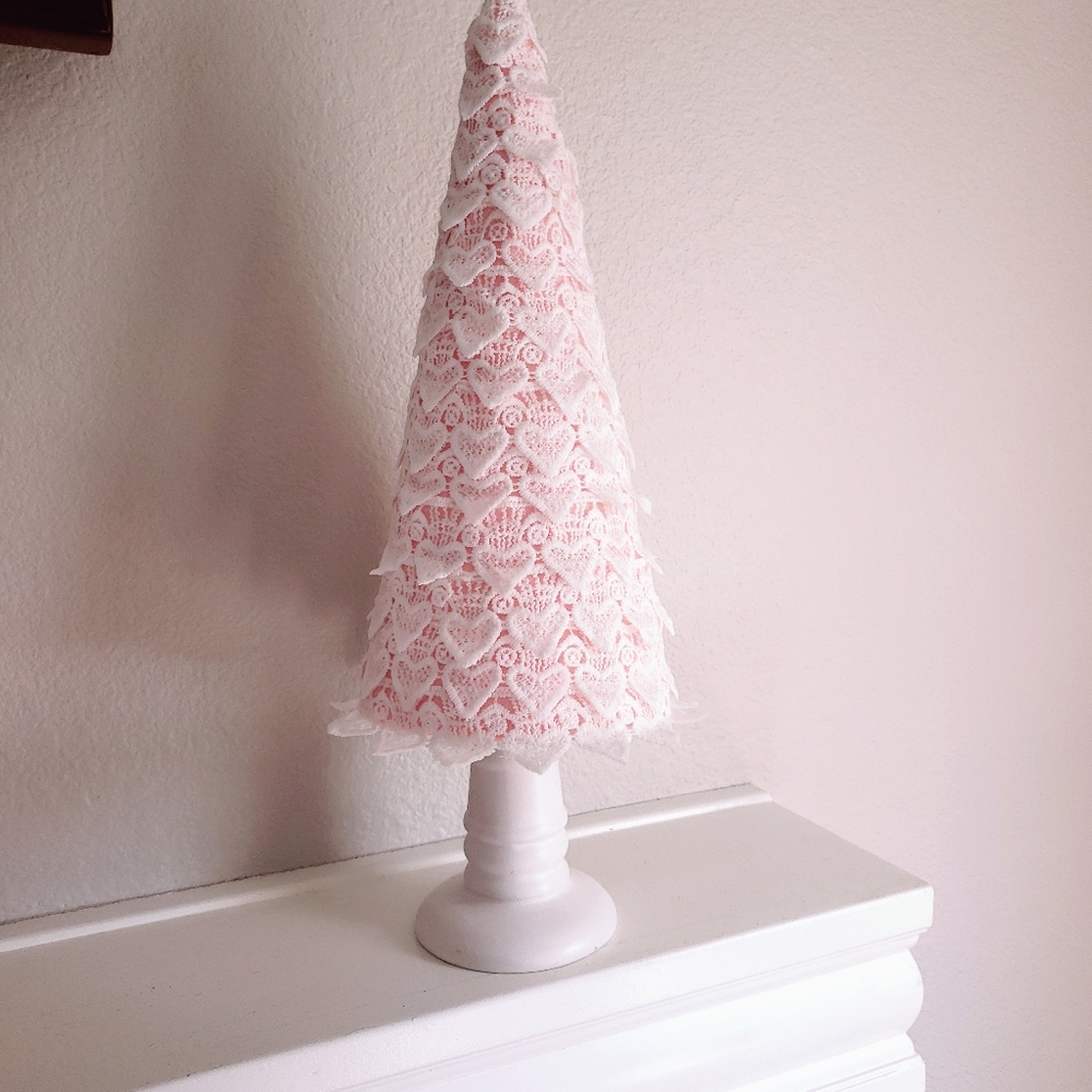 Valentine cone tree with ceramic base